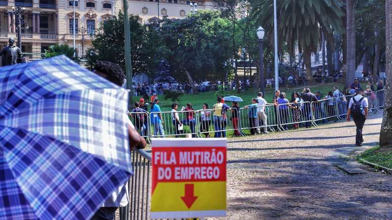 Cerca de 60% da força de trabalho está em 'uma situação mais precária do mercado de trabalho', diz economista