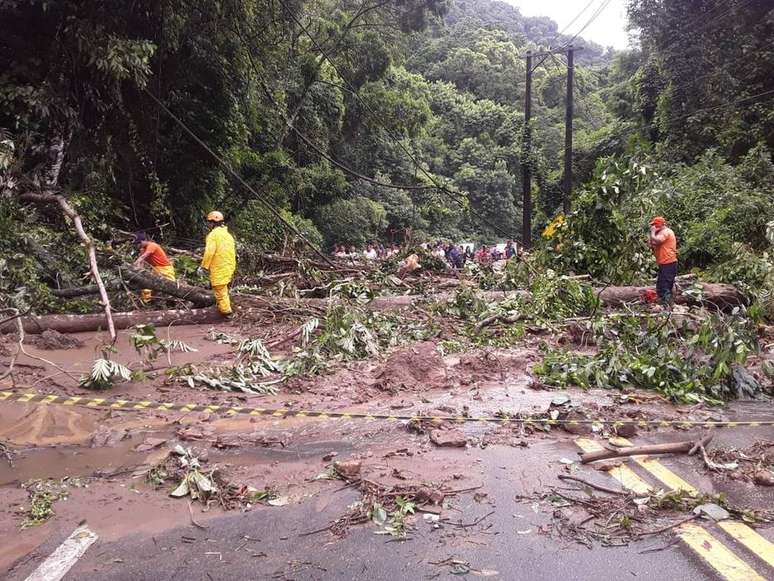 A chuva que atinge São Sebastião nesta sexta-feira, 21, levou à queda de árvores e barreira na rodovia Rio-Santos