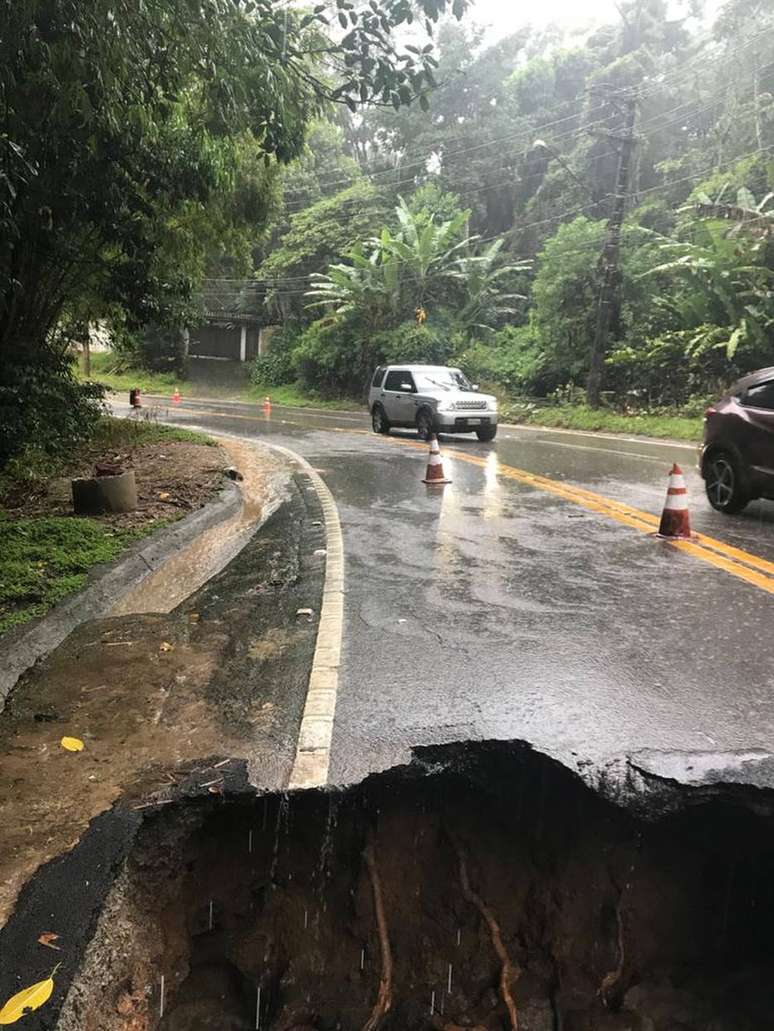 Buraco aberto na Rio-Santos em decorrência das fortes chuvas que atingem São Sebastião