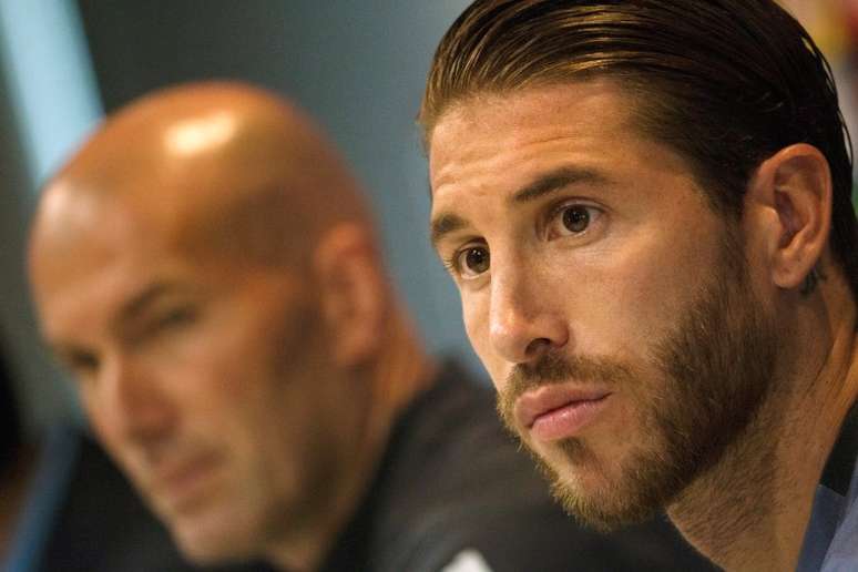 Sergio Ramos (&agrave; direita) do Real Madrid e o t&eacute;cnico Zinedine Zidane participam de uma coletiva de imprensa. 05/09/2017. REUTERS/Sergio Perez