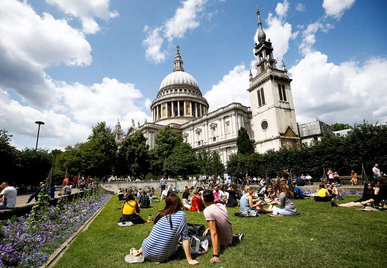 Pessoas relaxam em gramado perto da catedral de St Paul, em Londres
12/07/2019
REUTERS/Henry Nicholls