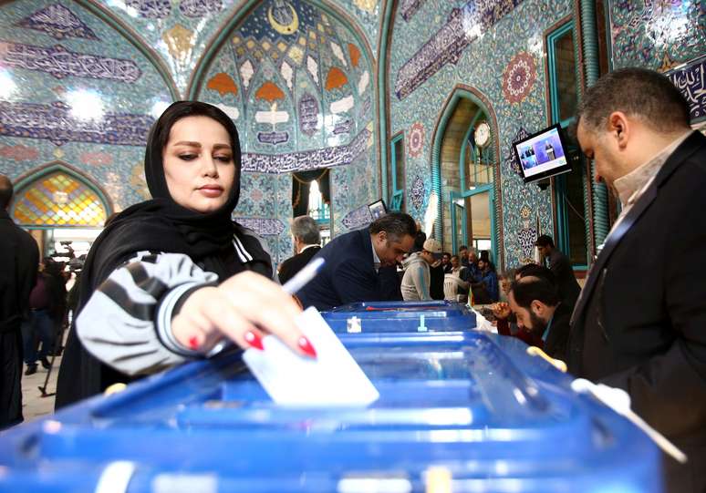 Mulher coloca cédula de votação em urna numa mesquita em Teerã
21/02/2020
Nazanin Tabatabaee/WANA (West Asia News Agency) via REUTERS 