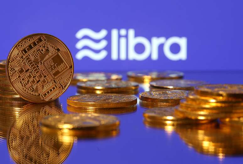 Representações de moeda virtual são exibidas na frente do logo Libra
21/06/2019
REUTERS/Dado Ruvic