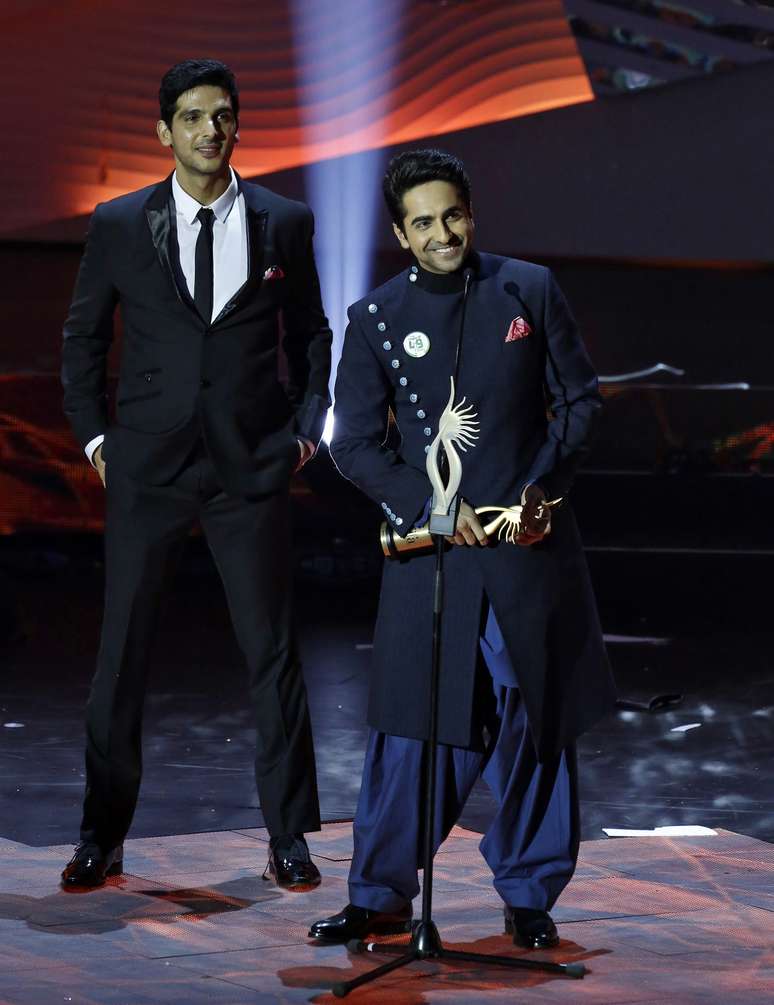 Ator Ayushmann Khurrana (à direita) comemora prêmio recebido em Macau
06/07/2013
REUTERS/Tyrone Siu