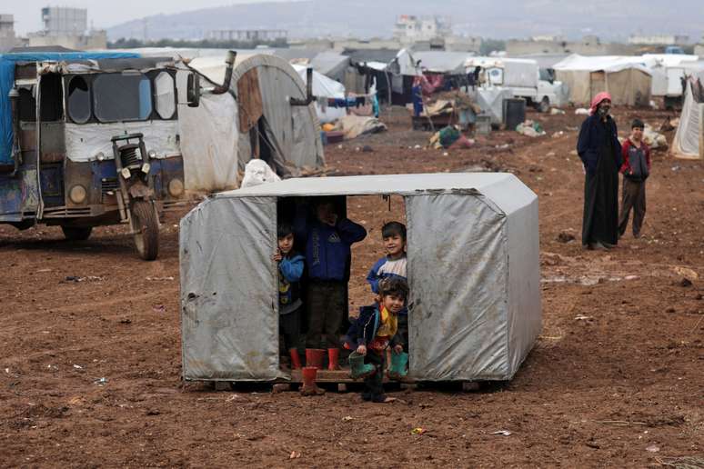 Crianças observam de dentro de uma barraca em campo de deslocados em Azaz, na Síria
21/02/2020
REUTERS/Khalil Ashawi