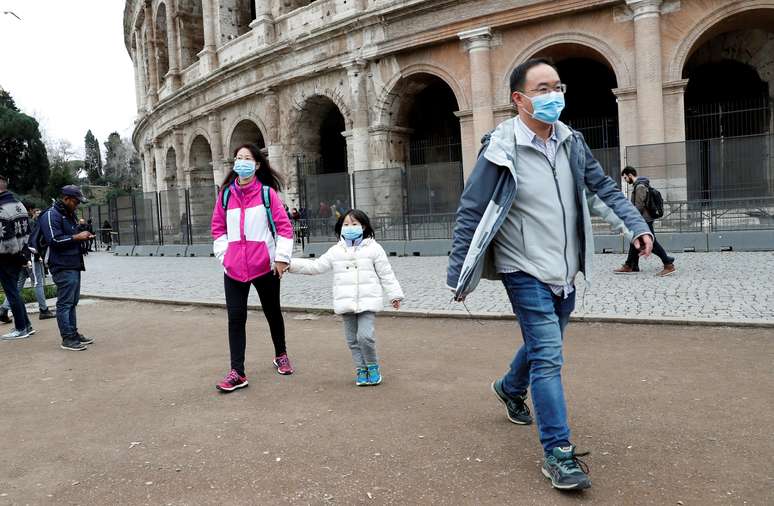 Turistas usam máscaras de proteção facil em Roma
31/01/2020
REUTERS/Remo Casilli