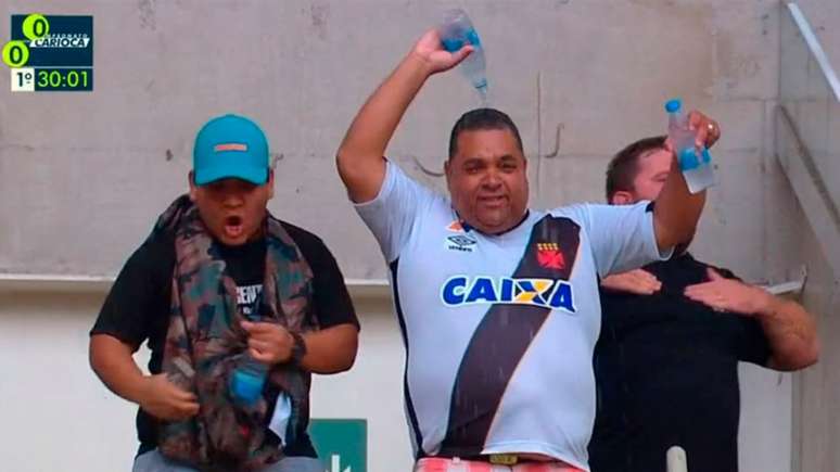 Vascaínos, Claudio (centro) e o filho André (à esquerda) foram os primeiros a entrarem no Maracanã na final da Taça Guanabara 2019 (Foto: Reprodução/ Twitter)