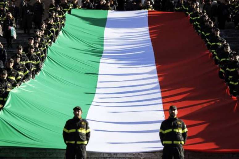 Bandeira italiana é estendida durante evento em Roma, capital do país