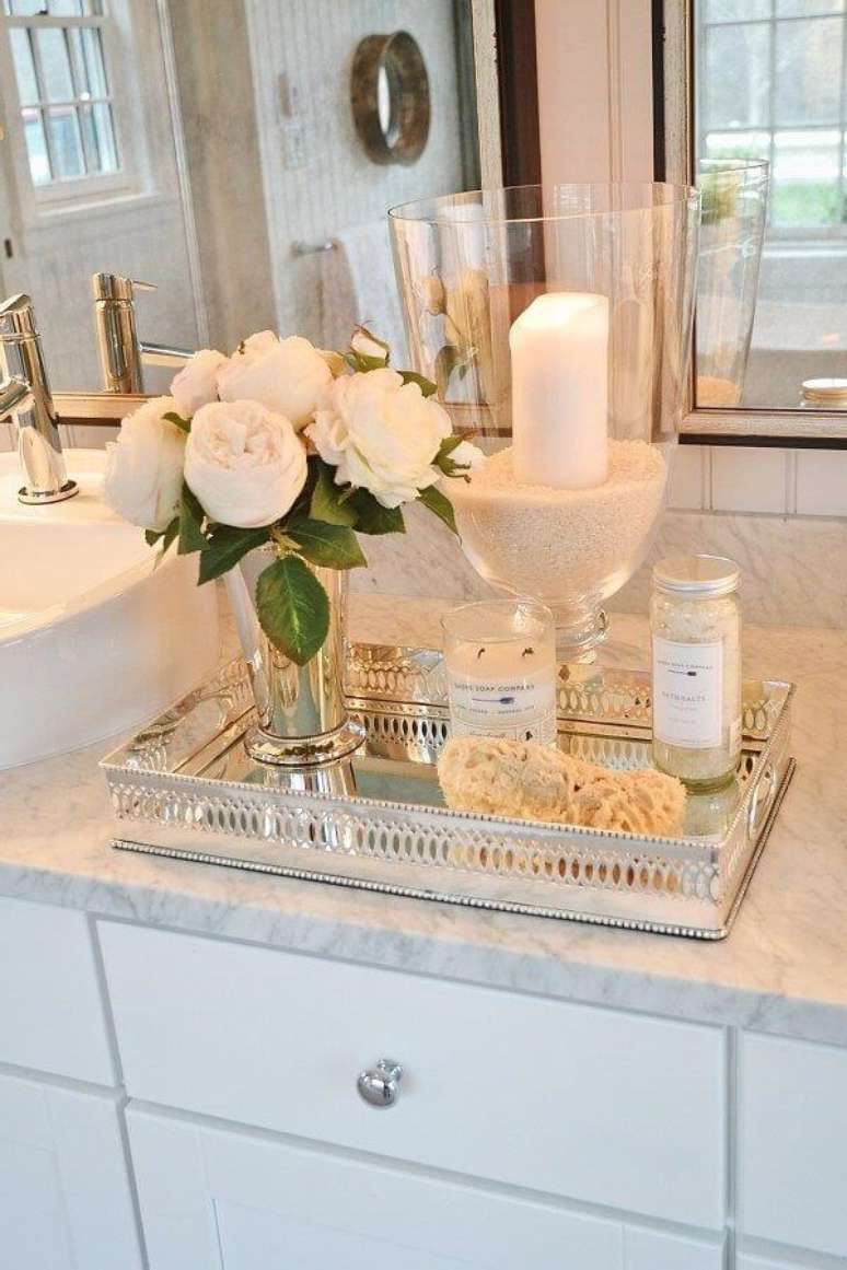 18. A bandeja de espelho para banheiro em formato retangular é um modelos mais usuais. Fonte: Pinterest