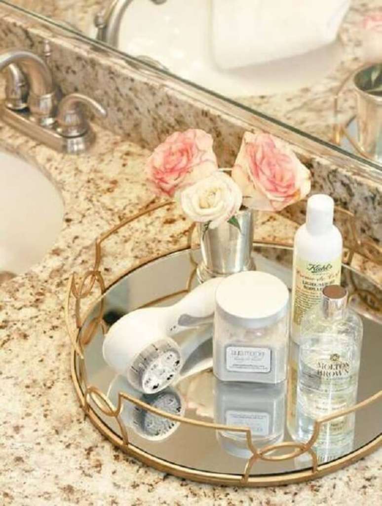 26. Acomode vasinho com flores sobre a bandeja para banheiro. Fonte: Pinterest