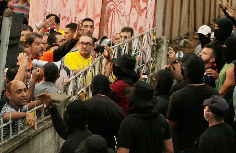 O senador licenciado Cid Gomes (PDT), de camiseta laranja, fala com manifestantes durante protesto de policiais na cidade de Sobral, no interior do Ceará, na tarde da última quarta-feira, 19 O político foi baleado no protesto