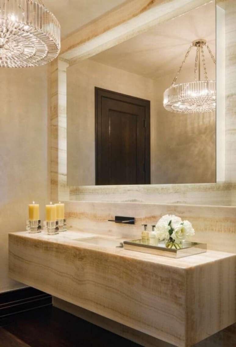 41. A bandeja espelhada complementa a decoração do banheiro. Fonte Pinterest