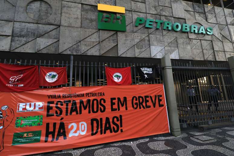 Manifestação diante da sede da Petrobras, na Avenida Chile, no centro do Rio de Janeiro.