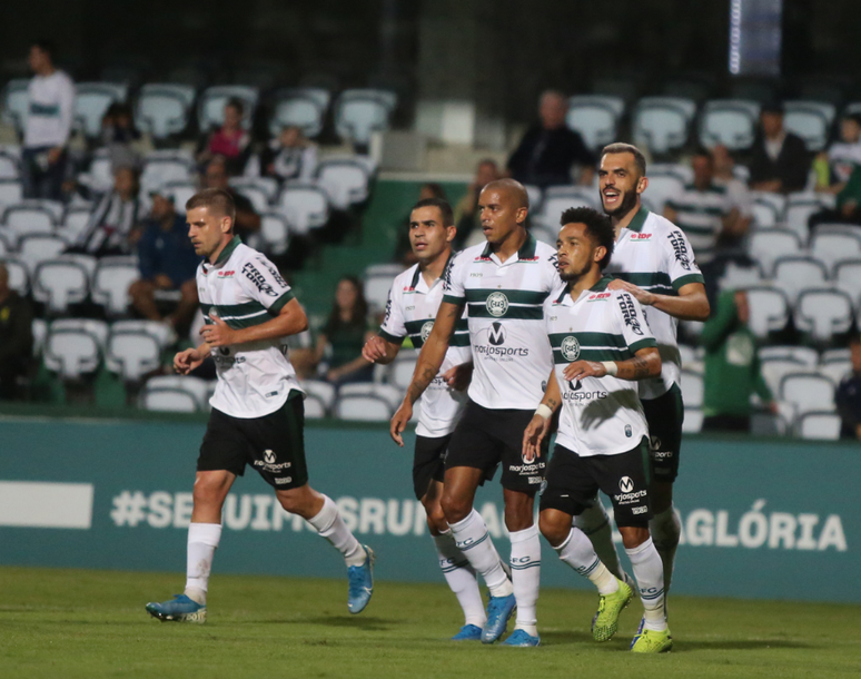 Rafinha comemorando seu gol na partida (Foto: Reprodução/Coritiba)