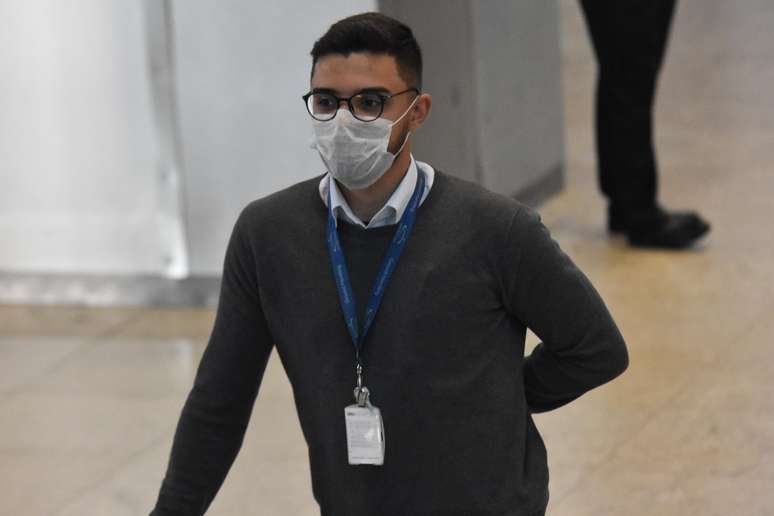 Funcionário usa máscara no Aeroporto Internacional de Guarulhos.