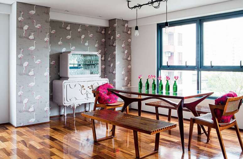 3. O papel de parede divertido de flamingo trouxe personalidade ao ambiente. Fonte: Pinterest
