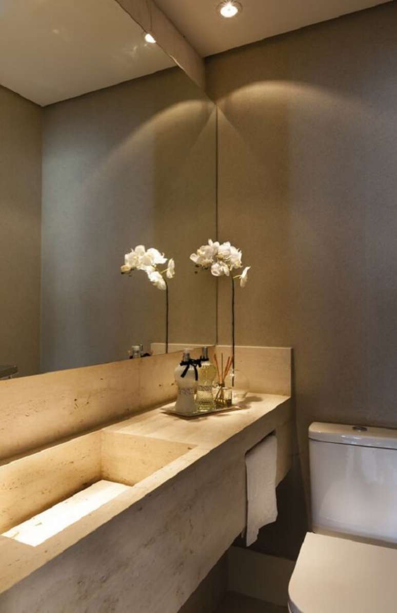 57. Para complementar a decoração utilize uma bandeja para banheiro espelhada sobre a bancada clara. Fonte: Revista Viva Decora