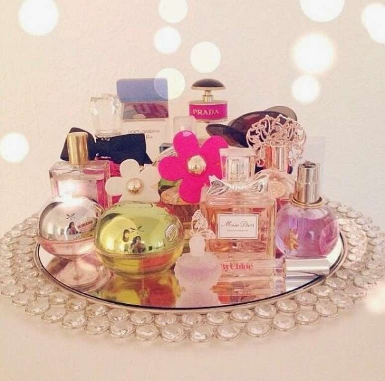 59. Organize seus perfumes sobre a bandeja para banheiro. Fonte: Pinterest
