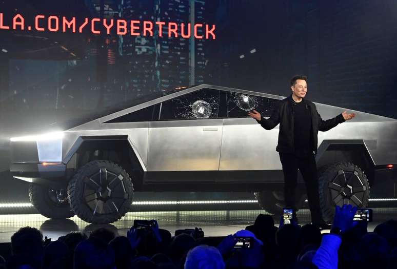 Elon Musk e a picape Cybertuck: reservas abertas por US$ 100 com 500.000 interessados. Isso significa US$ 50 milhões adiantados.