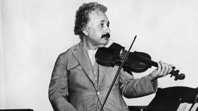 Albert Einstein, em 1931; além de físico, ele era um talentoso violinista e pianista