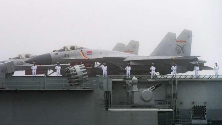 O Liaoning tem capacidade para transportar 24 caças J-15