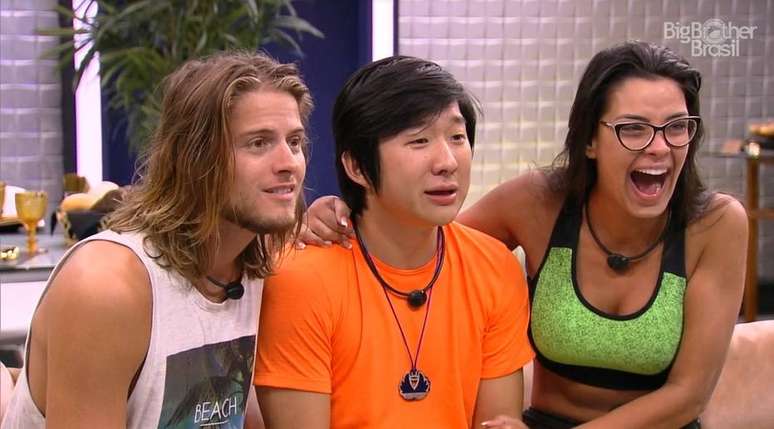Pyong Lee chora e se emociona ao ver o filho, Jake, pela 1&ordf; vez durante o confinamento no 'BBB'.