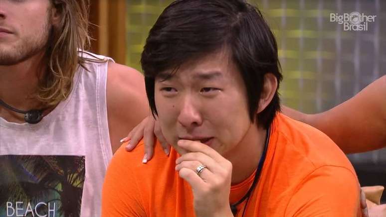 Pyong Lee chora e se emociona ao ver o filho, Jake, pela 1ª vez durante o confinamento no 'BBB'.