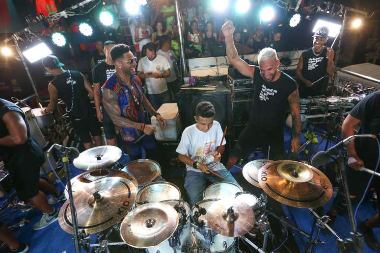 Tony Salles e Octavio Batera, convidado para o segundo dia do Carnaval de Salvador da banda Parangolé.