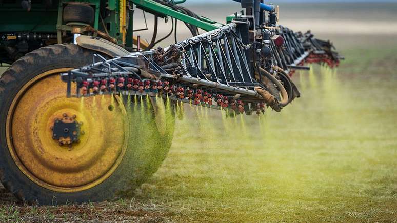 Grandes culturas de soja e milho transformaram o Brasil no principal comprador de agrot&oacute;xicos do mundo