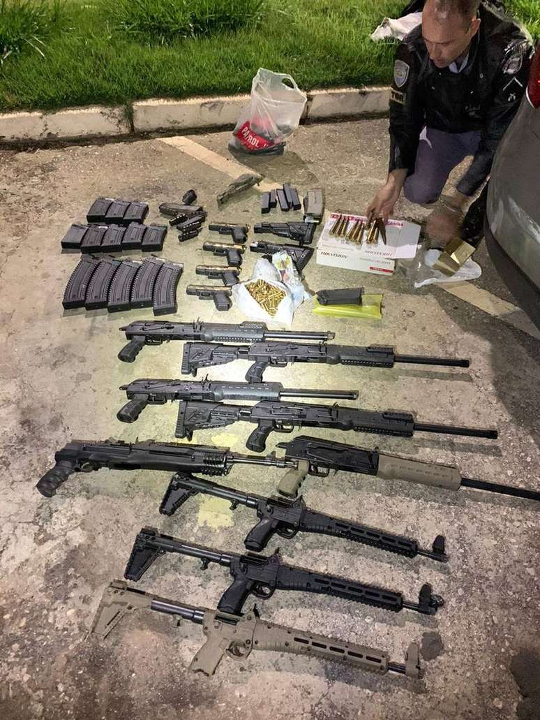 Algumas das 12 armas apreendidas em rodovia de Taquarivaí, no interior de São Paulo, são de uso exclusivo das Forças Armadas