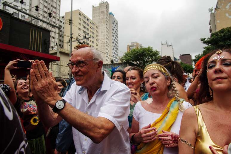 Vereador Eduardo Suplicy participa do bloco Bollywood, em São Paulo.
