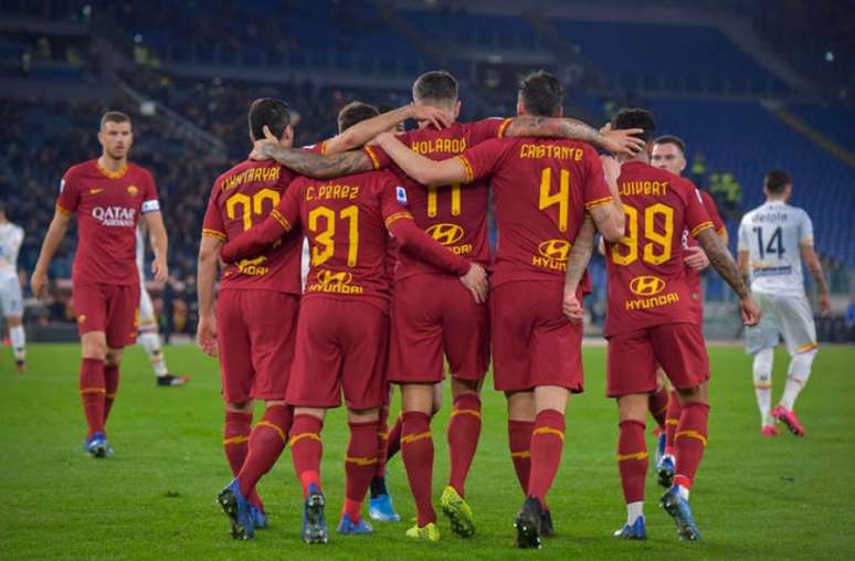 Jogadores da Roma comemoram o gol de Kolarov, que fechou a goleada sobre o Lecce (Foto: Divulgação Roma)