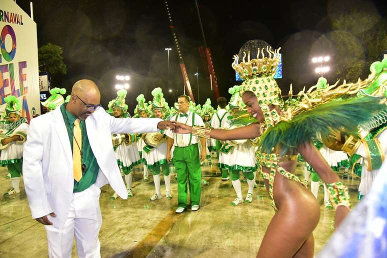 Iza desfila como Rainha de Bateria da Imperatriz Leopoldinense