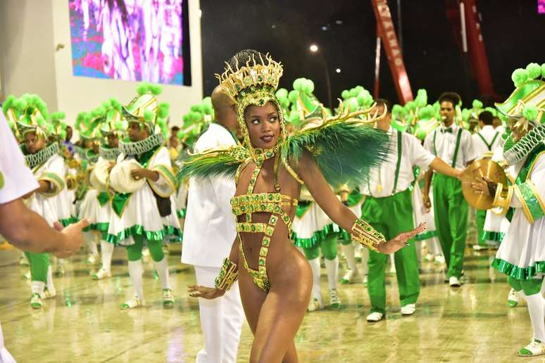 Iza desfila como Rainha de Bateria da Imperatriz Leopoldinense