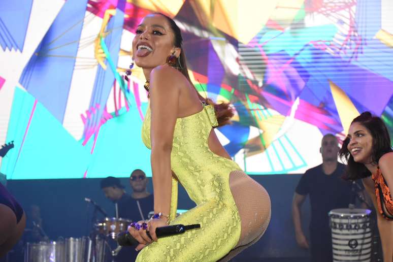 Vestida de cobra, Anitta agita Recife