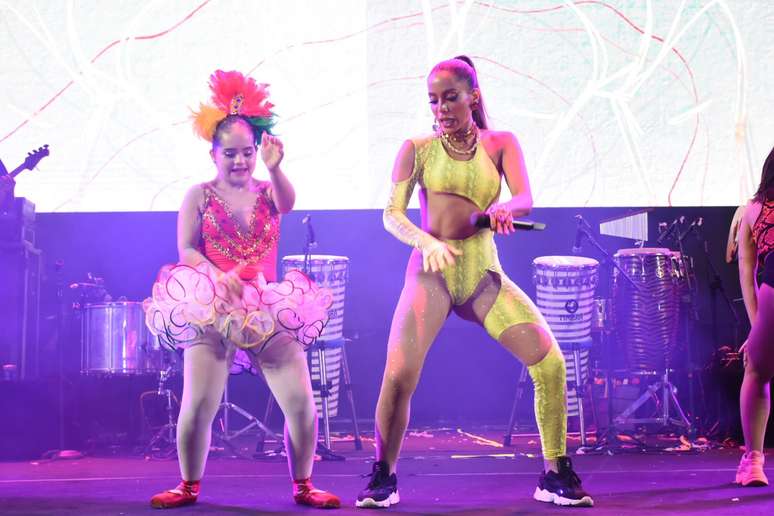 Anitta e bailarina dançaram juntas um dos maiores hits da funkeira &#039;Vai Malandra&#039;