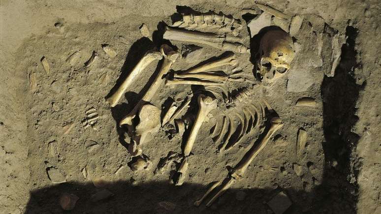 Evidências apontam que os neandertais também enterravam seus mortos, outro ritual cultural que indica um 'comportamento simbólico complexo'