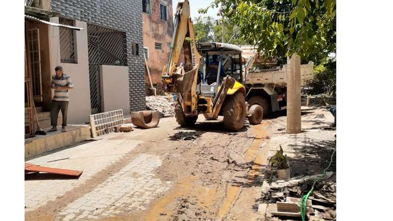 Em fevereiro, dias ap&oacute;s a cheia do Rio Doce, prefeitura ainda mobilizava equipamentos e funcion&aacute;rios para retirar a lama que se acumulou pelas ruas e casas de 14 bairros de Governador Valadares