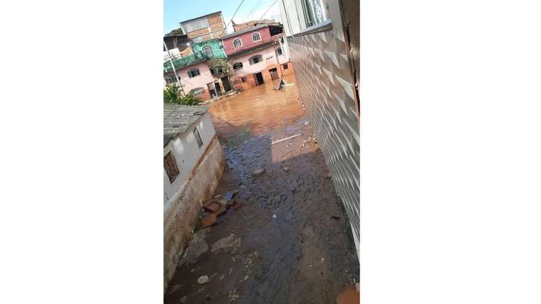 Em vez de &aacute;gua e areia, lama grudenta e com mau cheiro ficou impregnada pelas ruas muitos dias ap&oacute;s a cheia do Rio Doce