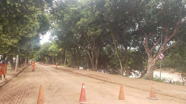 Poeira se espalhou pela cidade e demorou semanas para ser retirada: 'Presen&ccedil;a dos rejeitos de min&eacute;rio na lama tem dificultado ainda mais a limpeza das ruas', diz a prefeitura