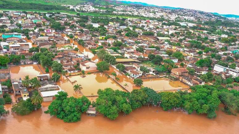 Imagens a&eacute;reas de Governador Valadares em janeiro, quando prefeito e o governador sobrevoaram a cidade para registrar estragos