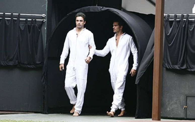 Newton e Ralf, do 'BBB 9', em sua sa&iacute;da do Quarto Branco.