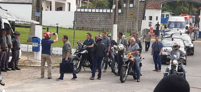 De folga, Bolsonaro anda de moto pelas ruas do Guarujá