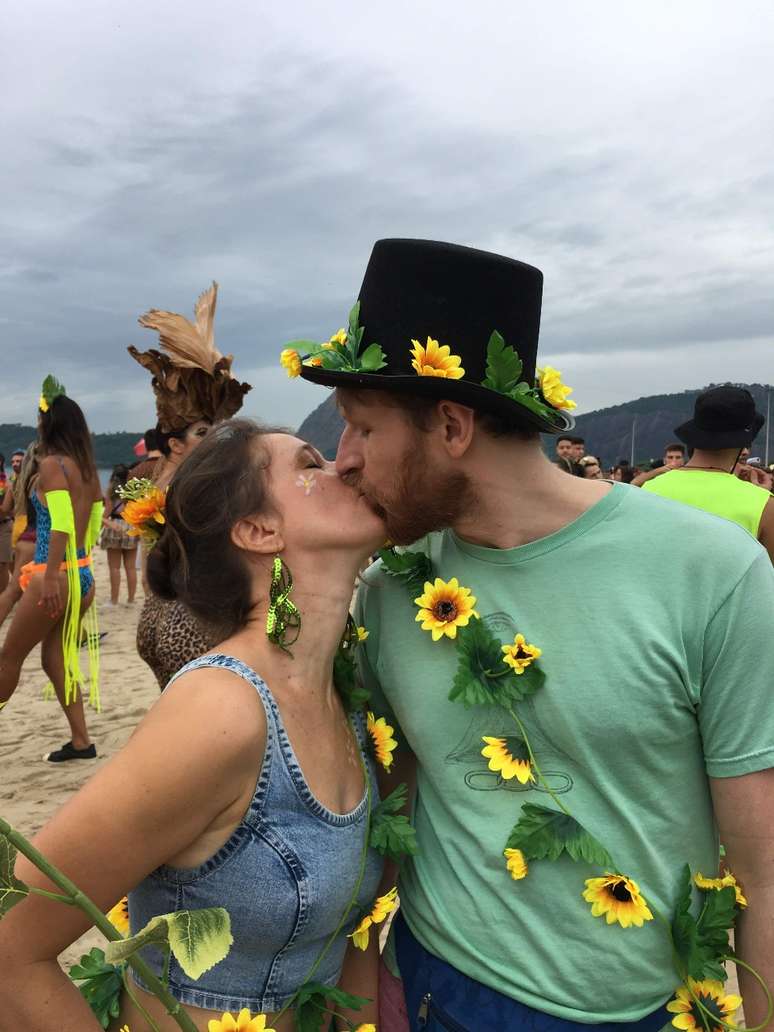 Letícia e Myles passam o primeiro Carnaval juntos no Rio