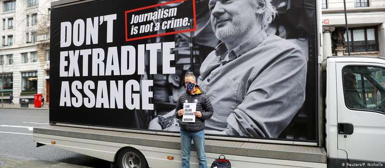 "Jornalismo não é crime", diz faixa em protesto em Londres contra a extradição de Assange