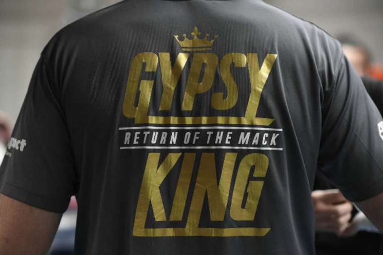 Camisa que carrega o apelido de Tyson Fury "Gipsy King" ou Rei dos ciganos (Foto: AFP)