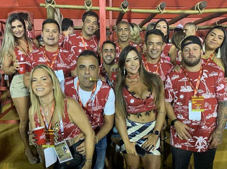 Romário e os amigos curtiram desfiles em um dos camarotes (Foto: Reprodução / Instagram)
