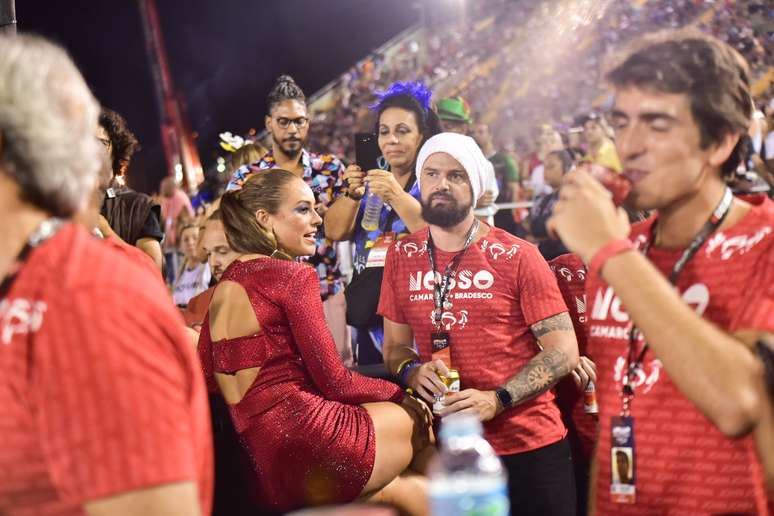 Paolla Oliveira vê desfile da União da Ilha ao lado de Douglas Maluf.