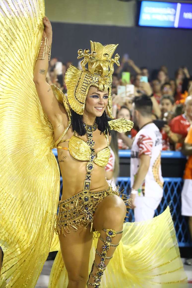 Paolla Oliveira representou Cleópatra como rainha de bateria da Grande Rio.