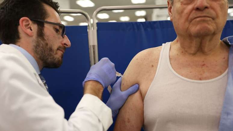 A vacinação contra gripe reduz o risco da doença em 40% a 60%, diz CDC dos EUA